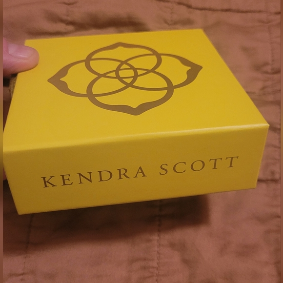 💐Kendra Scott Eve FEATHER WEIGHT gold Hoops Blue NWT. Great Mother’s Day Gift. - Picture 4 of 4